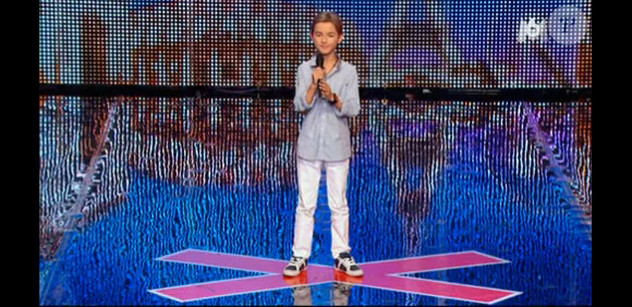 Le jeune Amani, qualifié pour les demi-finales avec le Golden Buzzer, dans Incroyable Talent sur M6, le mardi 30 décembre 2014.