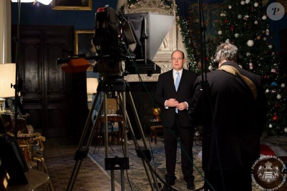 Le prince Albert II de Monaco lors de l'enregistrement de son allocution pour les voeux du Nouvel An 2015
