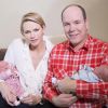 Le prince Albert II de Monaco et la princesse Charlene avec les jumeaux Jacques et Gabriella, nés le 10 décembre 2014. Photo officielle diffusée par le palais princier via son site officiel et sa page Facebook.