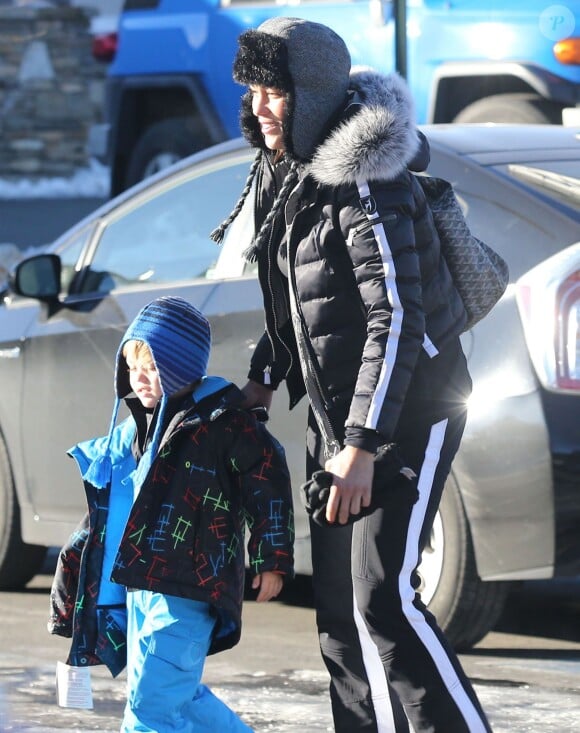 Exclusif - Paula Patton et son fils Julian passent quelques jours de vacances dans la station de ski de Mammoth. Le 31 décembre 2014 