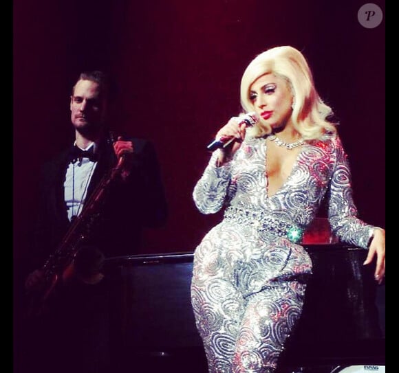 La star Lady Gaga a célébré la nouvelle année sur scène à Las Vegas où elle donnait un concert avec Tony Bennett avant de rejoindre son amoureux Taylor Kinney qu'elle a tendrement embrassé, le 31 décembre dernier.