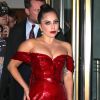 Lady Gaga, en tenue de soirée rouge, dans les rues de New York, le 4 décembre 2014 