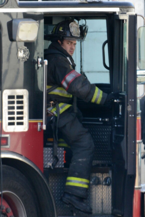 Taylor Kinney, le petit-ami de Lady Gaga sur le tournage de "Chicago Fire" a Chicago, le 20 fevrier 2013. 