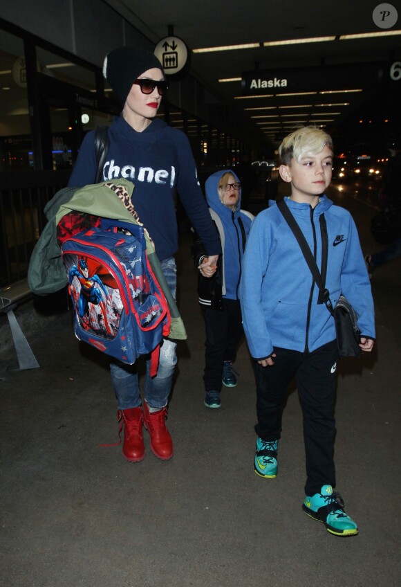 Gwen Stefani arrive avec ses 3 enfants Kingston, Zuma et Apollo à l'aéroport de LAX à Los Angeles, le 2 janvier 2015.
