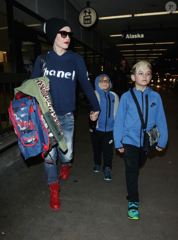 La popstar Gwen Stefani arrive avec ses 3 enfants Kingston, Zuma et Apollo à l'aéroport de LAX à Los Angeles, le 2 janvier 2015.