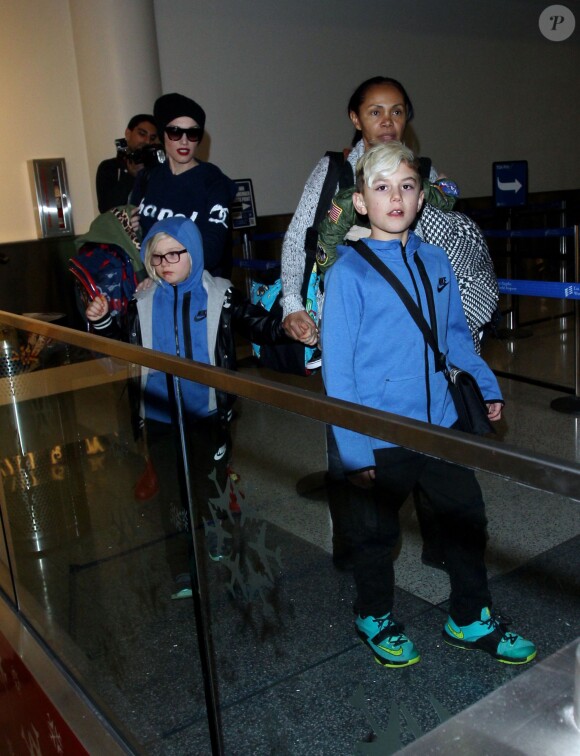 Gwen Stefani arrive avec ses 3 enfants Kingston, Zuma et Apollo à l'aéroport de LAX à Los Angeles, le 2 janvier 2015.
