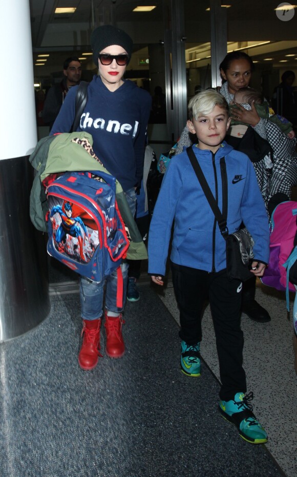 Gwen Stefani arrive avec ses 3 enfants Kingston, Zuma et Apollo à l'aéroport de LAX à Los Angeles, le 2 janvier 2015.