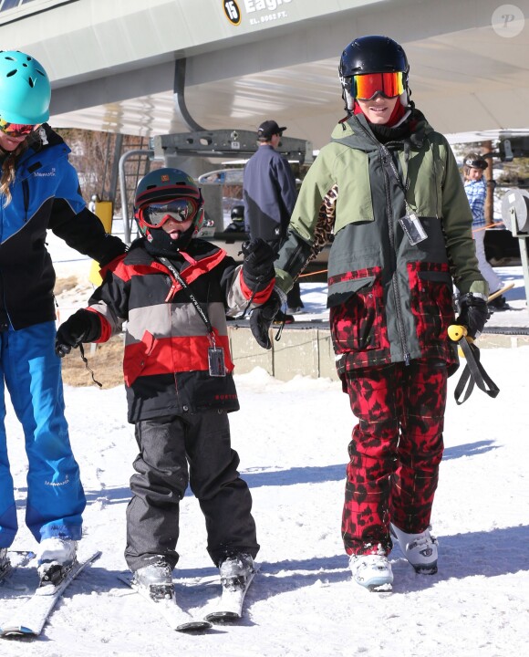 Gwen Stefani fait du ski en famille avec son mari Gavin Rossdale et leurs enfants Zuma, Kingston et Apollo dans la station de ski de Mammoth Mountain en Californie, le 2 janvier 2015
