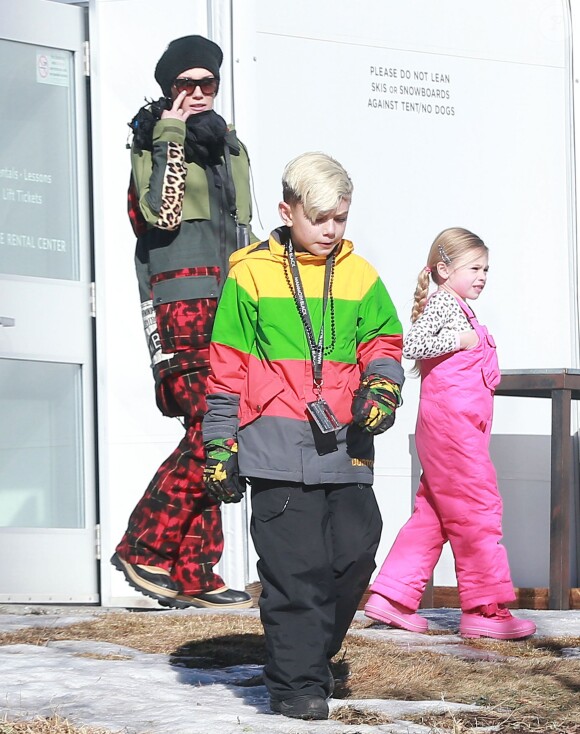 Gwen Stefani fait du ski en famille avec son mari Gavin Rossdale et leurs enfants Zuma, Kingston et Apollo dans la station de ski de Mammoth Mountain en Californie, le 2 janvier 2015