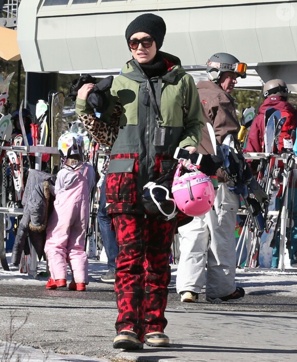 Gwen Stefani fait du ski en famille avec son mari Gavin Rossdale et leurs enfants Zuma, Kingston et Apollo dans la station de ski de Mammoth Mountain en Californie, le 2 janvier 2015