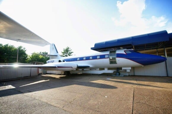 Le jet "Hound Dog II" ayant appartenu à Elvis Presley à Graceland à Memphis, le 2 janvier 2015.