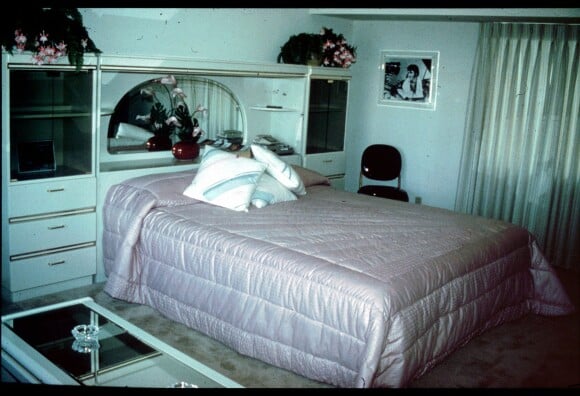 La chambre rose dans laquelle aurait dormi à plusieurs reprises l'actrice Natalie Wood - Photos de la garçonnière secrète d'Elvis Presley à Palm Springs. Elles ont été prises par le journaliste Roger Asquith il y a 50 ans.
