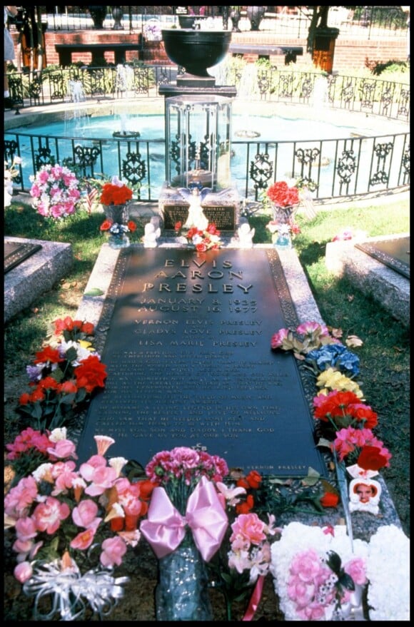 Image de la sépulture d'Elvis Presley à Graceland, sa mythique propriété de Memphis.
45 ans après sa mort le 16 août 1977, Elvis presley continue de fasciner. Les 23 et 24 juin 2012, la maison d'enchères Julien's Auctions proposera à la vente la première tombe du King, où il reposa moins de deux mois au cimetière de Forest Hill à Memphis avant d'être transféré le 2 octobre 1977 sur son domaine de Graceland, où il repose toujours, au côté de sa mère Gladys.