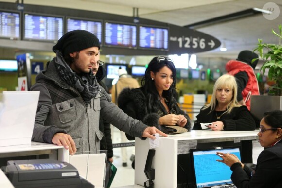 Nabilla et Thomas à l'aéroport à Roissy Charles de Gaulle le 14 janvier 2013 pour participer à la saison 5 des Anges de la télé-réalite à Miami.