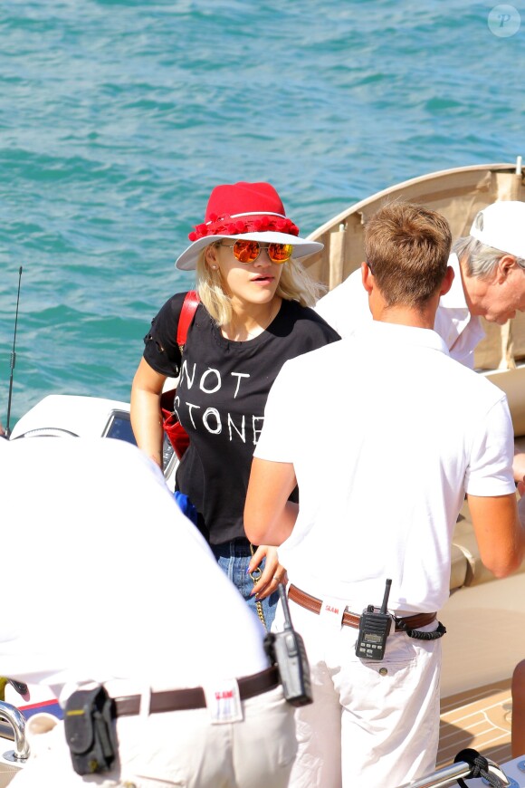 Exclusif - Rita Ora et son compagnon Ricky Hilfiger quittent l'île de Saint-Barthélémy, où ils ont passé leurs vacances de Noël. Le 29 décembre 2014 