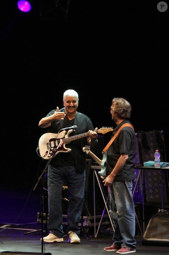 Pino Daniele et Eric Clapton pour un concert au Stadio di Cava De' Tirreni en Italie le 24 juin 2011  