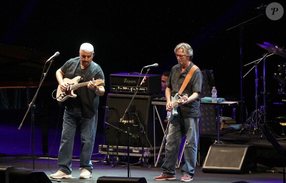 Pino Daniele et Eric Clapton pour un concert au profit des enfants atteints du sida au Stadio di Cava De' Tirreni en Italie le 24 juin 2011  