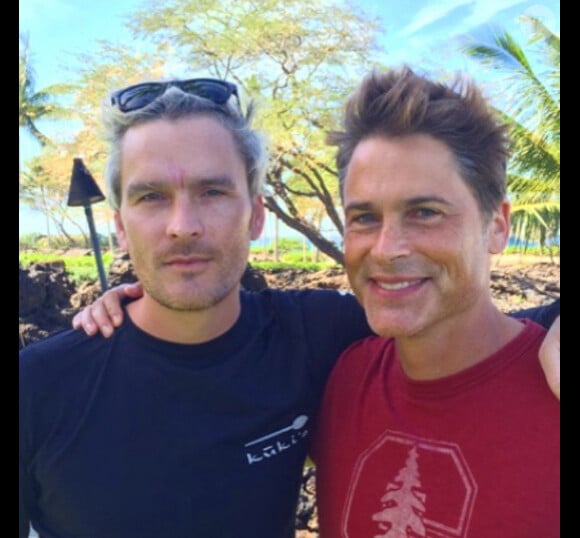 L'acteur Rob Lowe a partagé les photos de ses vacances à Haiwaï où il a passé le nouvel an 2015 et sauvé la vie de 4 personnes après un terrible accident de voilier. Il était sur l'île avec sa femme et son fils, avant d'être rejoint par son ami Balthazar Getty.