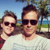 L'acteur Rob Lowe a partagé les photos de ses vacances à Haiwaï où il a passé le nouvel an 2015 et sauvé la vie de 4 personnes après un terrible accident de voilier. Il était sur l'île avec sa femme et son fils, avant d'être rejoint par son ami Balthazar Getty.