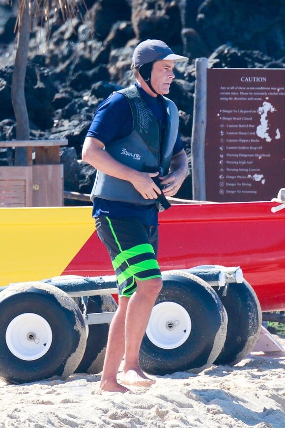 Rob Lowe est monté sur un jet ski afin d'aider à chercher et récupérer les victimes d'un accident de voilier qui s'est produit à Hawaï où l'acteur passait quelques jours de vacances, le 4 janvier dernier