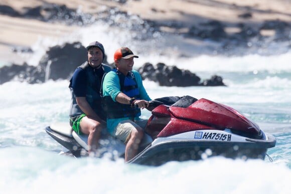L'acteur Rob Lowe est monté sur un jet ski afin d'aider à chercher et récupérer les victimes d'un accident de voilier qui s'est produit à Hawaï où il  passait quelques jours de vacances, le 4 janvier 2015