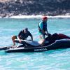 Rob Lowe est monté sur un jet ski afin d'aider à chercher et récupérer les victimes d'un accident de voilier qui s'est produit à Hawaï où l'acteur passait quelques jours de vacances, le 4 janvier 2015 awaii