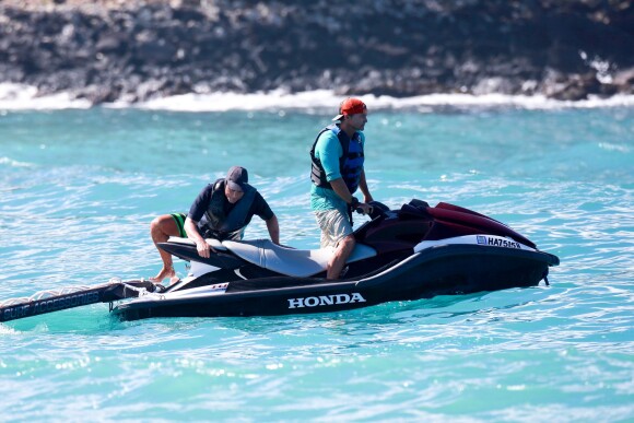Rob Lowe est monté sur un jet ski afin d'aider à chercher et récupérer les victimes d'un accident de voilier qui s'est produit à Hawaï où l'acteur passait quelques jours de vacances, le 4 janvier 2015 awaii