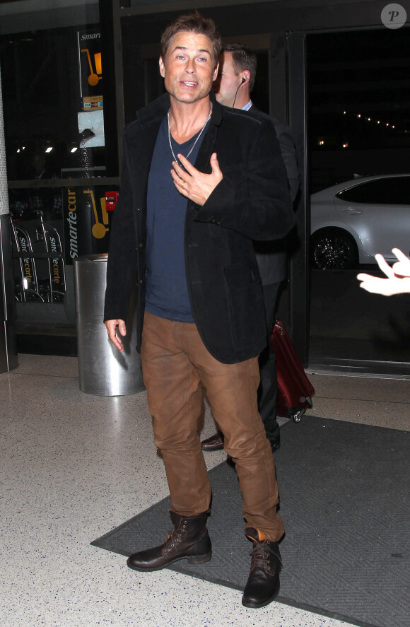 Exclusif - Robe Lowe va prendre un avion à l'aéroport de Los Angeles, le 20 novembre 2014. 
