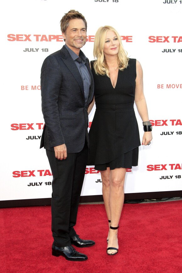 Rob Lowe et sa femme Sheryl Berkoff lors de la première du film "Sex Tape" à Westwood au Regency Village Theatre. Le 10 juillet 2014