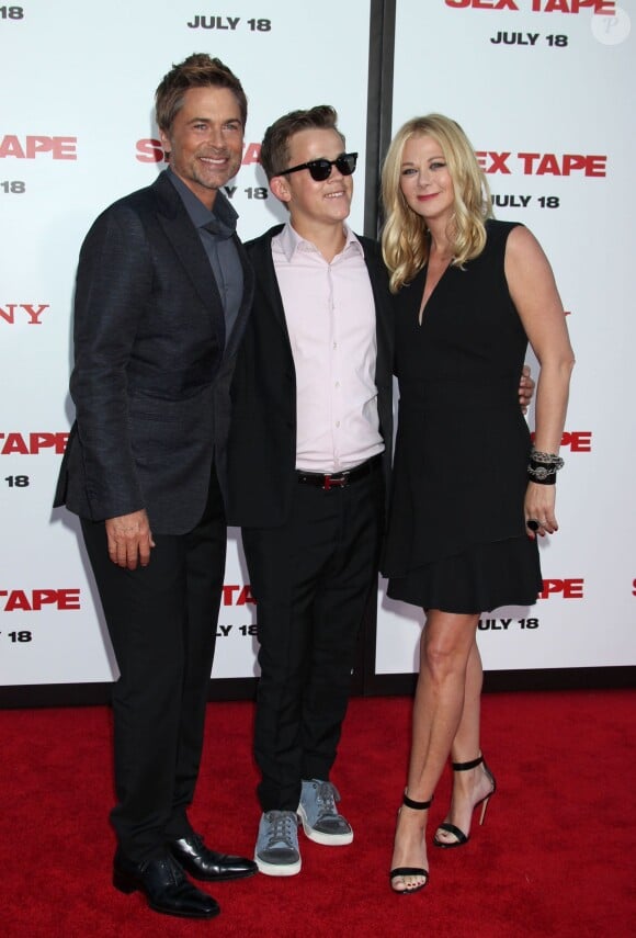 Rob Lowe, son fils et sa femme Sheryl Berkoff à la Première du film "Sex Tape" à Westwood au Regency Village Theatre. Le 10 juillet 2014  