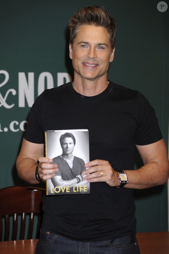 Rob Lowe dédicace son livre "Love Life" chez Barnes & Noble à New York. Le 9 avril 2014 