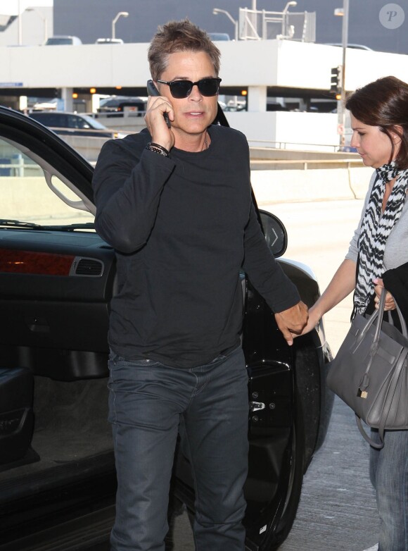 Rob Lowe va prendre un avion à l'aéroport LAX à Los Angeles, le 7 avril 2014.  