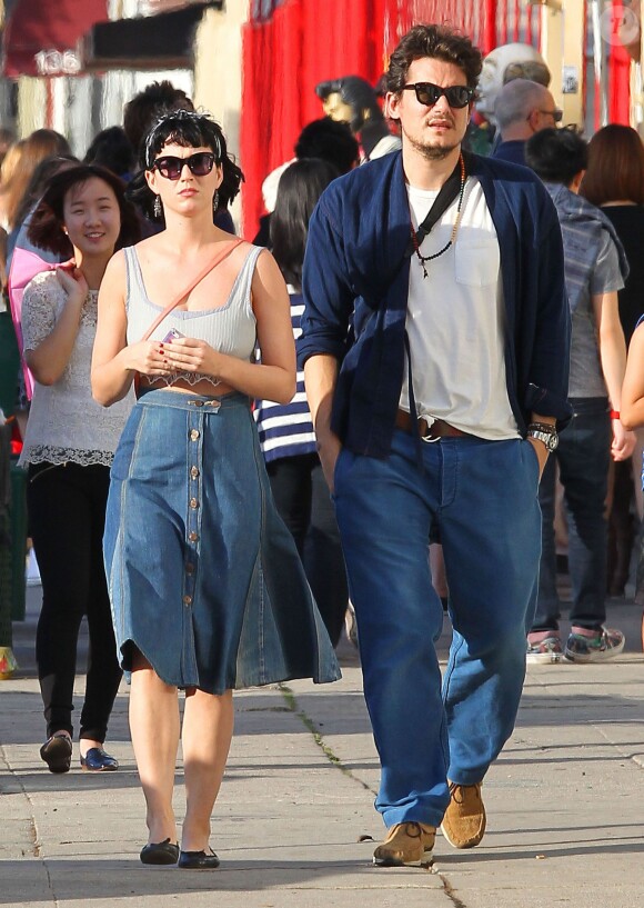 La chanteuse Katy Perry et son petit ami John Mayer se baladent et font du shopping à Hollywood. le 16 février 2014 