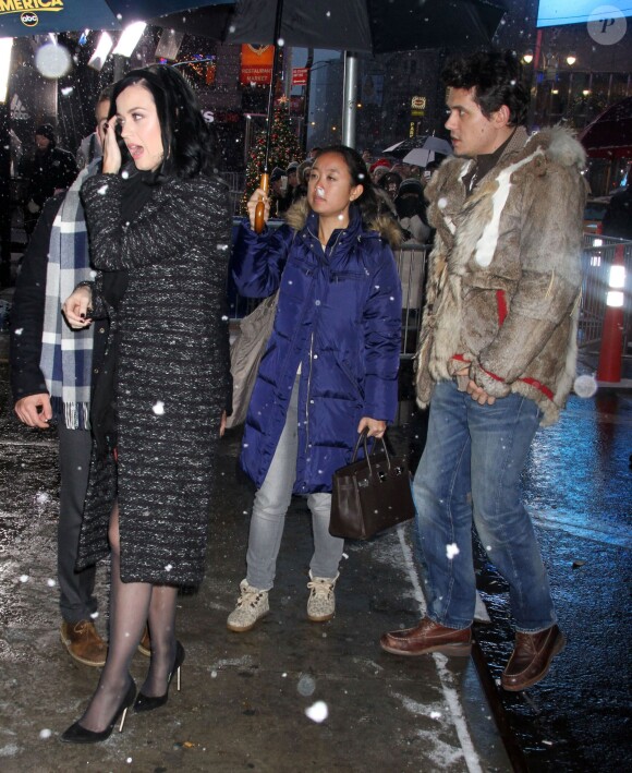 Katy Perry et John Mayer arrivent aux studios de l'emission "Good Morning America", malgre la neige, a New York. Le 17 decembre 2013 