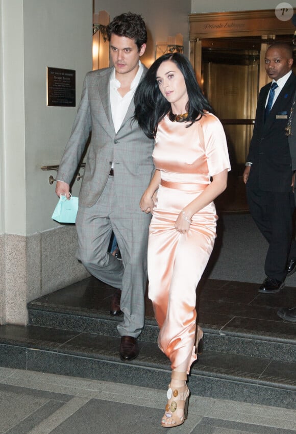 Katy Perry, au bras de John Mayer, sort du club "Friars Club Roast of Don Rickles" au Waldorf Astoria a New York. Le 24 juin 2013 