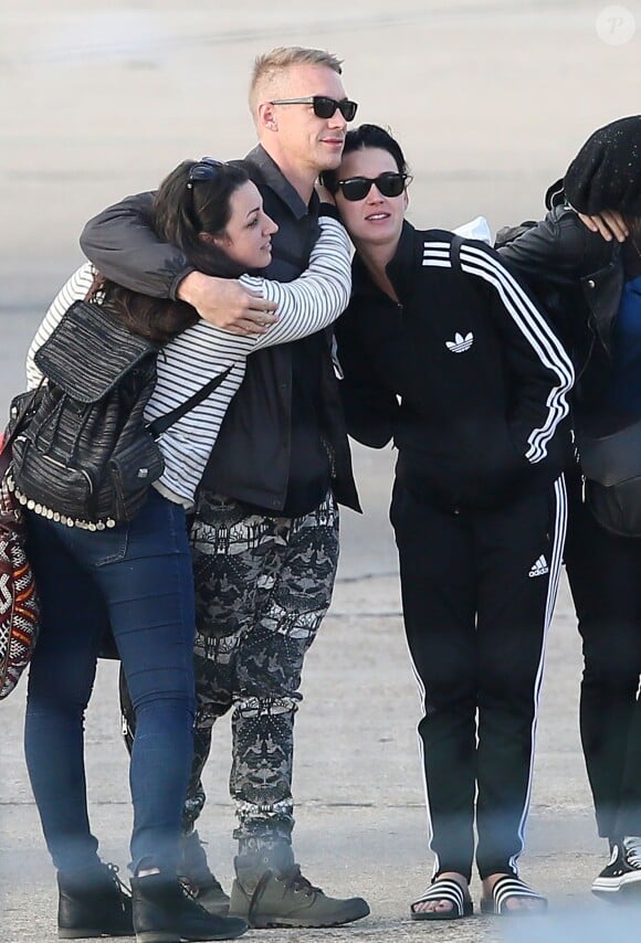 Katy Perry arrive avec son compagnon Dj Diplo (Wesley Pentz), ses amis et des membres de sa famille ( 70 personnes au total) en jet privé à l'aéroport du Bourget le 26 octobre 2014 
