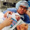 Bryan Singer et Michelle Clunie présenter leur petit garçon, Dashiell. (photo postée le 6 janvier 2015)