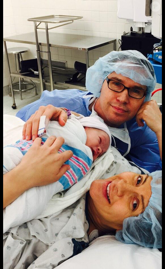 Bryan Singer et Michelle Clunie présenter leur petit garçon, Dashiell. (photo postée le 6 janvier 2015)
