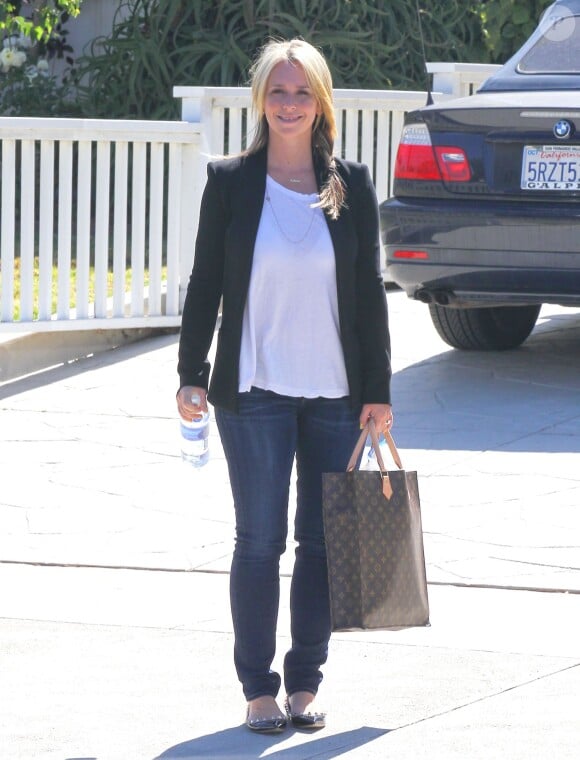 Jennifer Love Hewitt se promène avec son mari Brian Hallisay et leur fille Autumn à Los Angeles, le 14 mai 2014. F