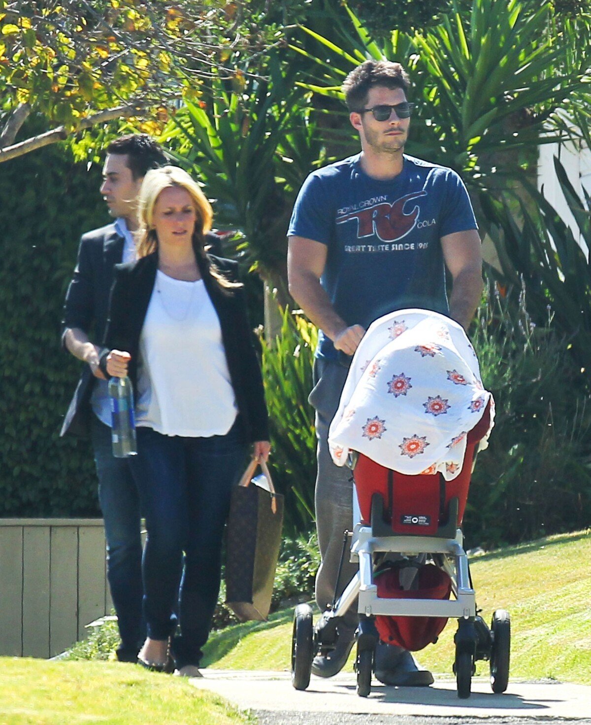 Photo : Jennifer Love Hewitt se promène avec son mari Brian Hallisay et  leur fille Autumn à Los Angeles, le 14 mai 2014. - Purepeople