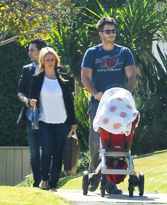 Jennifer Love Hewitt se promène avec son mari Brian Hallisay et leur fille Autumn à Los Angeles, le 14 mai 2014.