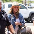  Jennifer Love Hewitt, son mari Brian Hallisay et leur fille Autumn prennent un vol &agrave; l'a&eacute;roport de Maui &agrave; Hawaii, le 4 mai 2014. 