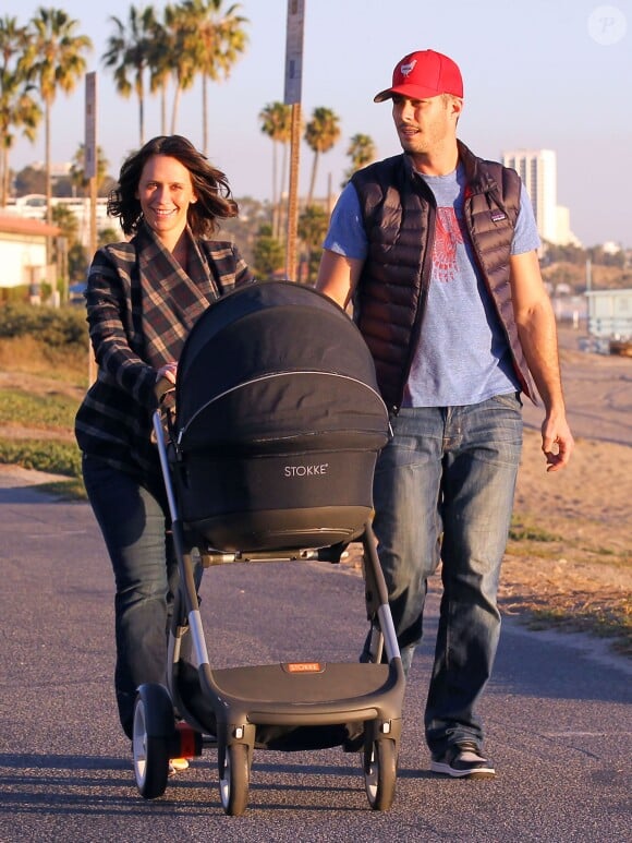 Exclusif - Jennifer Love Hewitt et son mari Brian Hallisay se promenent avec leur fille Autumn James a Santa Monica le 16 janvier 2014. 