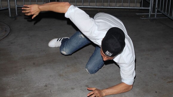 Josh Duhamel s'écroule à terre en tentant d'escalader une barrière