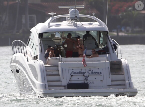 Ellie Goulding en vacances à Miami avec des amis à bord d'un yacht le 4 janvier 2015 