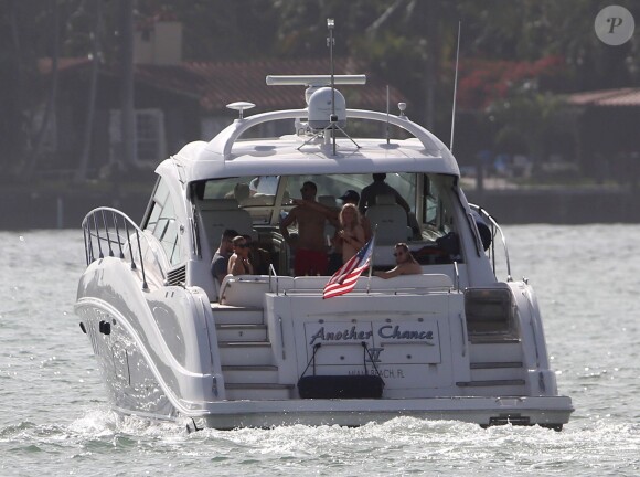 Ellie Goulding en vacances à Miami avec des amis à bord d'un yacht le 4 janvier 2015  