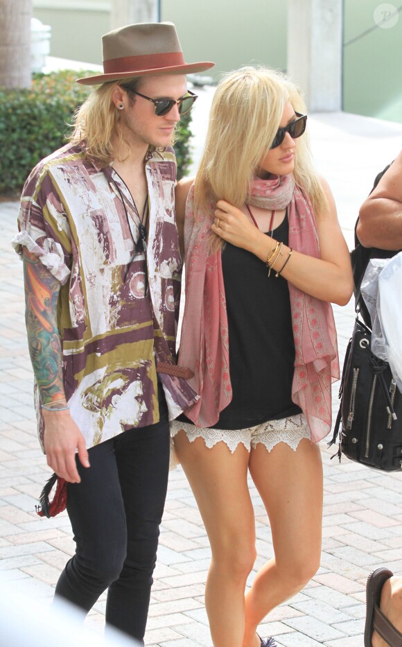 Ellie Goulding et son petit ami Dougie Poiynter font une virée en bateau à Miami Beach, le 5 janvier 2015  