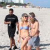 Ellie Goulding et son petit-ami Dougie Poynter profitent de la plage à Miami avec quelques amis, le 5 janvier 2015