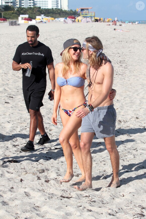Ellie Goulding et son petit-ami Dougie Poynter profitent de la plage à Miami avec quelques amis, le 5 janvier 2015  