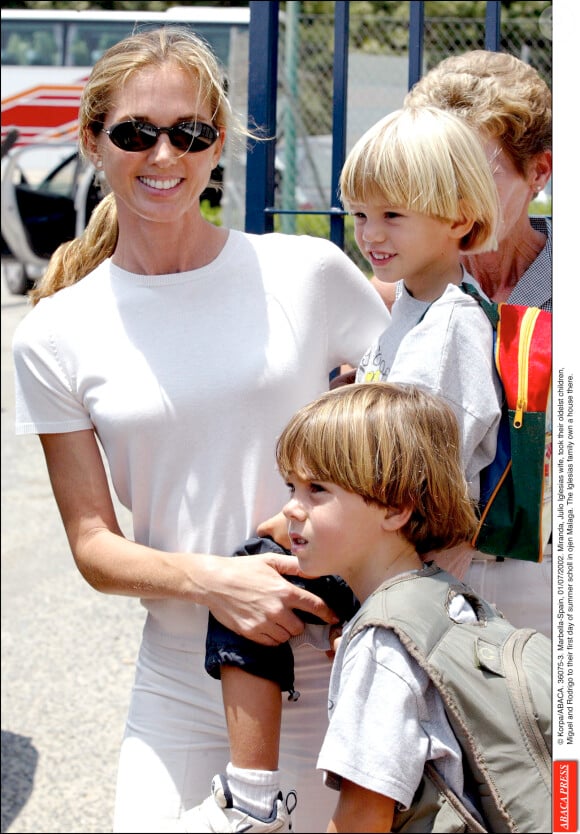 Miranda, femme de Julio Iglesias, avec deux de leurs enfants, Miguel et Rodrigo, à Malaga en juillet 2002.